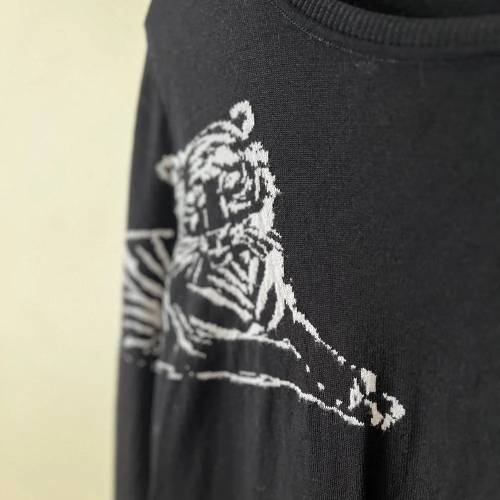 Knit Graphic Tigers Black & White Matching Sleeve Pattern Statement Sweater M - Picture 5 of 9